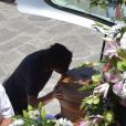 Gelete Nieto lors des obsèques de son père Angel Nieto, mort le 3 août 2017 des suites d'un accident de la route, le 5 août 2017 à Ibiza. Le lendemain, ses proches se rassemblaient pour disperser une partie des cendres en mer.