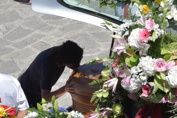 Gelete Nieto lors des obsèques de son père Angel Nieto, mort le 3 août 2017 des suites d'un accident de la route, le 5 août 2017 à Ibiza. Le lendemain, ses proches se rassemblaient pour disperser une partie des cendres en mer.