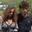 Belinda Alonso, dernière compagne d'Angel Nieto, et leur fils Hugo Nieto lors des obsèques et de l'incinération d'Angel Nieto, mort le 3 août 2017 des suites d'un accident de la route, le 5 août 2017 à Ibiza. Le lendemain, ses proches se rassemblaient pour disperser une partie des cendres en mer.