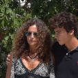 Belinda Alonso, dernière compagne d'Angel Nieto, et leur fils Hugo Nieto lors des obsèques et de l'incinération d'Angel Nieto, mort le 3 août 2017 des suites d'un accident de la route, le 5 août 2017 à Ibiza. Le lendemain, ses proches se rassemblaient pour disperser une partie des cendres en mer.