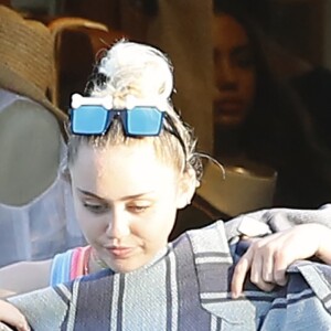Miley Cyrus fait du shopping avec son compagnon Liam Hemsworth à Malibu le 21 août 2016.