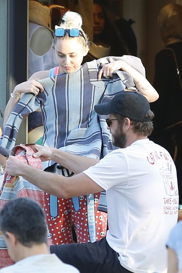 Miley Cyrus fait du shopping avec son compagnon Liam Hemsworth à Malibu le 21 août 2016.