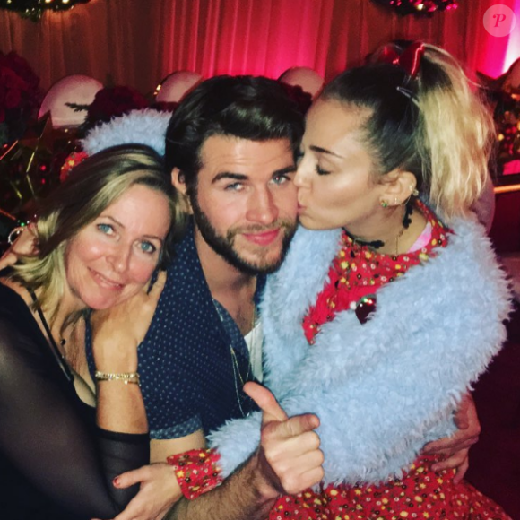 Liam Hemsworth, sa mère Leonnie et Miley Cyrus sur une photo publiée sur Instagram le 26 décembre 2016