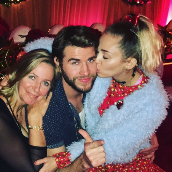 Liam Hemsworth, sa mère Leonnie et Miley Cyrus sur une photo publiée sur Instagram le 26 décembre 2016