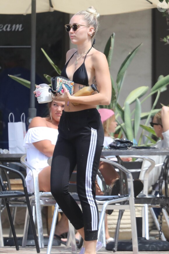 Exclusif - Miley Cyrus est allée acheter des yaourts glacés avec sa mère Tish à Point Dume à Malibu, le 25 juillet 2017