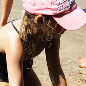 La petite Giulia Sarkoy sur une plage du Cap Nègre, août 2017.