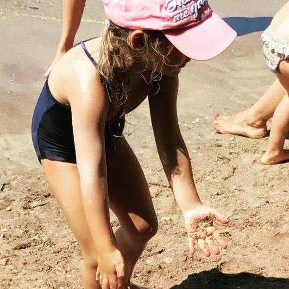 La petite Giulia Sarkoy sur une plage du Cap Nègre, août 2017.