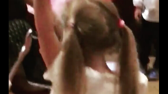 Giulia Sarkozy danse lors du dernier spectacle de son école, vidéo postée début juillet 2017 sur le compte Instagram de sa maman, Carla Bruni.