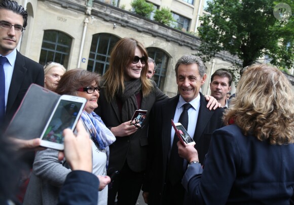 L'ancien président Nicolas Sarkozy et sa femme Carla Bruni-Sarkozy votent pour le second tour des élections présidentielles au lycée La Fontaine à Paris le 7 mai 2017.