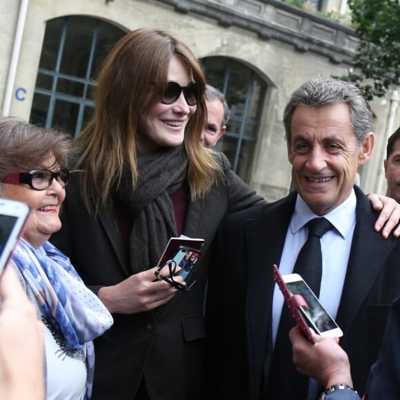 L'ancien président Nicolas Sarkozy et sa femme Carla Bruni-Sarkozy votent pour le second tour des élections présidentielles au lycée La Fontaine à Paris le 7 mai 2017.