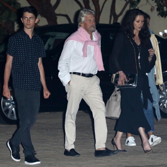 Catherine Zeta-Jones et Michael Douglas sont allés diner avec leurs enfants Dylan et Carys au restaurant Nobu à Malibu, le 5 juillet 2017