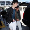 Michael Douglas et sa femme Catherine Zeta-Jones arrivent à l'aéroport de Los Angeles avec leurs enfants Dylan et Carys, le 16 août 2015.
