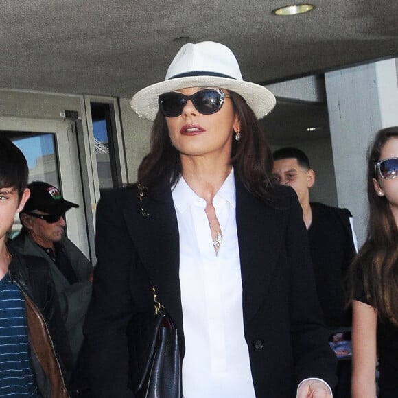 Michael Douglas et sa femme Catherine Zeta-Jones arrivent à l'aéroport de Los Angeles avec leurs enfants Dylan et Carys, le 16 août 2015. P