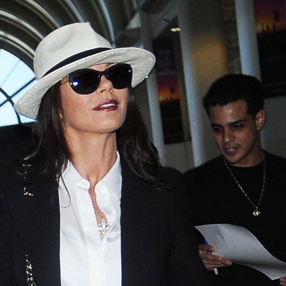 Michael Douglas et sa femme Catherine Zeta-Jones arrivent à l'aéroport de Los Angeles avec leurs enfants Dylan et Carys, le 16 août 2015.