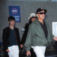 Michael Douglas et sa femme Catherine Zeta-Jones arrivent à l'aéroport de Los Angeles avec leurs enfants Dylan et Carys, le 16 août 2015.