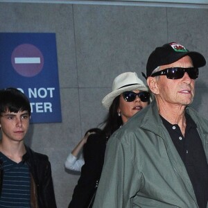 Michael Douglas et sa femme Catherine Zeta-Jones arrivent à l'aéroport de Los Angeles avec leurs enfants Dylan et Carys, le 16 août 2015.