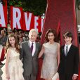 Michael Douglas et sa femme Catherine Zeta-Jones avec leurs enfants Dylan Michael et Carys Zeta - Première du film "Ant-Man" à Londres le 8 juillet 2015.