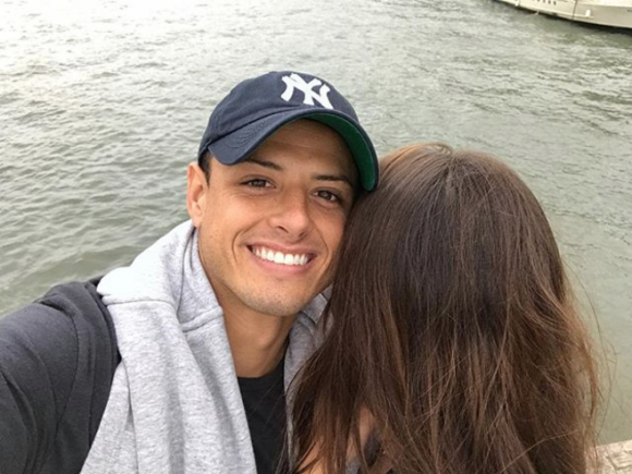 Javier 'Chicharito' Hernandez et Andrea Duro ont officialisé leur histoire d'amour sur Instagram début août 2017, quelques jours après cette photo mystère.