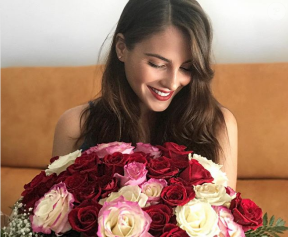 Andrea Duro, lucky girl avec son bouquet de roses le 22 juillet 2017. Cadeau de Chicharito ? Photo Instagram.