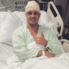Johnny Ruffo sur son lit d'hôpital après avoir été opéré en urgence pour l'ablation d'une tumeur au cerveau, photo Instagram 10 août 2017.