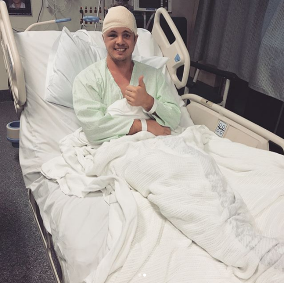 Johnny Ruffo sur son lit d'hôpital après avoir été opéré en urgence pour l'ablation d'une tumeur au cerveau, photo Instagram 10 août 2017.