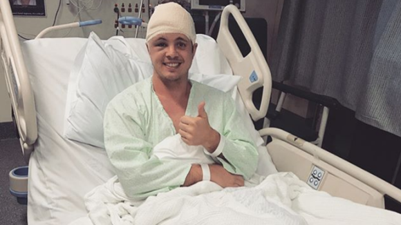 Johnny Ruffo : Opéré d'urgence d'une tumeur au cerveau, il publie une photo choc