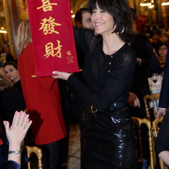 Exclusif - Sophie Marceau (Ambassadrice du Chinese Business Club) au déjeuner du Chinese Business Club pour la journée internationale des femmes autour de son ambassadrice Sophie Marceau à l'hôtel Intercontinental à Paris le 8 mars 2016. Ce déjeuner a réuni environ 250 femmes. Sophie Marceau a reçu le prix Bucherer "femme de l'année 2016" et l'artiste Huang FengRong a réalisé en direct un portrait d'elle en feuilles d'or. © Rachid Bellak / Bestimage Exclusive