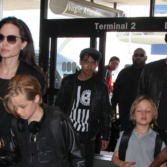 Brad Pitt, sa femme Angelina Jolie et leurs enfants Maddox, Pax, Zahara, Shiloh, Vivienne et Knox prennent l'avion à l'aéroport de Los Angeles pour venir passer quelques jours dans leur propriété de Miraval, le 6 juin 2015.