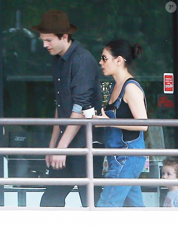 Exclusif - Mila Kunis et Ashton Kutcher sont allés chercher en famille leur fille Wyatt à son cours de danse à Los Angeles. La petite est ensuite partie avec ses grand-parents Elvira et Mark pour la journée. Le 27 avril 2017