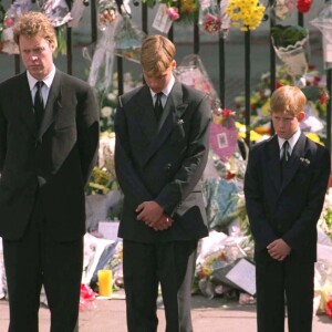 Le prince William ne souhaitait pas prendre part aux funérailles publiques de sa mère Lady Diana, le 6 septembre 1997 à Londres, mais a été convaincu à la dernière minute par son grand-père le duc d'Edimbourg, présent aux côtés du prince Charles, du prince Harry et de Charles Spencer.