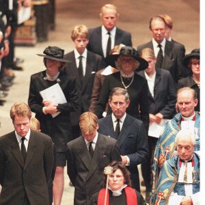 Le prince William ne souhaitait pas prendre part aux funérailles publiques de sa mère Lady Diana, le 6 septembre 1997 à Londres, mais a été convaincu à la dernière minute par son grand-père le duc d'Edimbourg, présent aux côtés du prince Charles, du prince Harry et de Charles Spencer.