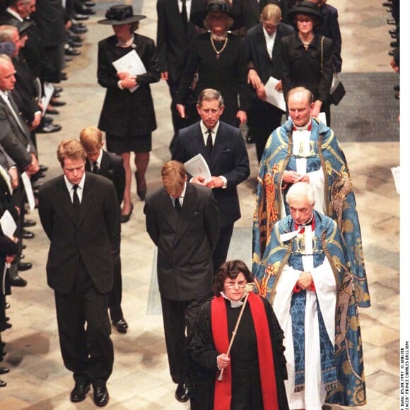 Le prince William ne souhaitait pas prendre part aux funérailles publiques de sa mère Lady Diana, le 6 septembre 1997 à Londres, mais a été convaincu à la dernière minute par son grand-père le duc d'Edimbourg, présent aux côtés du prince Charles, du prince Harry et de Charles Spencer.