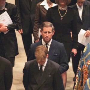 Le prince William ne souhaitait pas prendre part aux funérailles publiques de sa mère Lady Diana, le 6 septembre 1997 à Londres, mais a été convaincu à la dernière minute par son grand-père le duc d'Edimbourg, présent aux côtés du prince Charles, du prince Harry et de Charles Spencer.