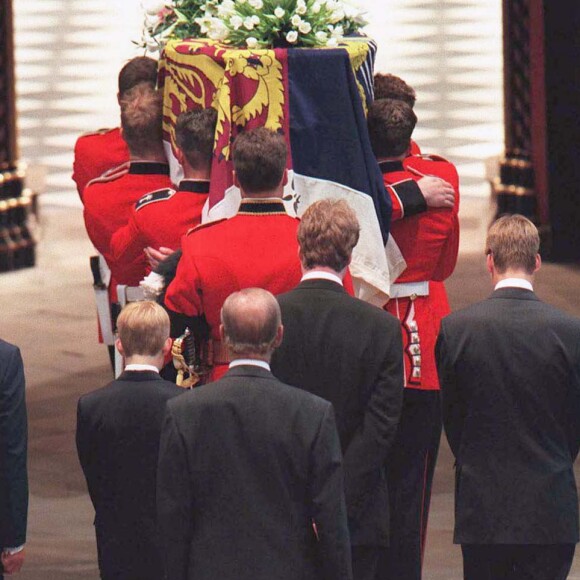 Le prince William ne souhaitait pas prendre part aux funérailles publiques de sa mère Lady Diana, le 6 septembre 1997 à Londres, mais a été convaincu à la dernière minute par son grand-père le duc d'Edimbourg, présent aux côtés du prince Charles, du prince Harry et de Charles Spencer.