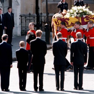 Le prince William ne souhaitait pas prendre part aux funérailles publiques de sa mère Lady Diana, le 6 septembre 1997 à Londres, mais a été convaincu à la dernière minute par son grand-père le duc d'Edimbourg, présent aux côtés du prince Charles, du prince Harry et de Charles Spencer.