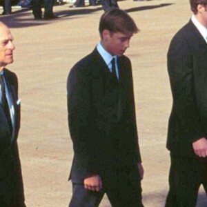 Le prince William ne souhaitait pas prendre part aux funérailles publiques de sa mère Lady Diana, le 6 septembre 1997 à Londres, mais a été convaincu à la dernière minute par son grand-père le duc d'Edimbourg, présent aux côtés du prince Charles, du prince Harry et de Charles Spencer.