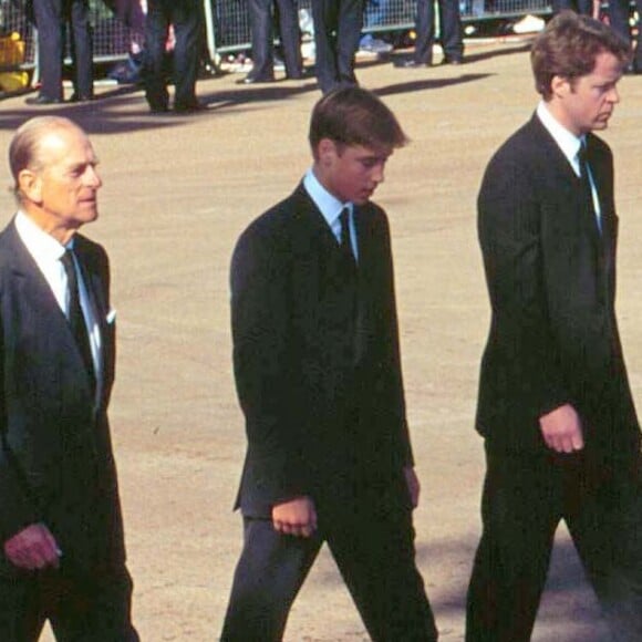 Le prince William ne souhaitait pas prendre part aux funérailles publiques de sa mère Lady Diana, le 6 septembre 1997 à Londres, mais a été convaincu à la dernière minute par son grand-père le duc d'Edimbourg, présent aux côtés du prince Charles, du prince Harry et de Charles Spencer.