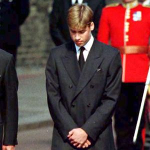 Le prince William ne souhaitait pas prendre part aux funérailles publiques de sa mère Lady Diana, le 6 septembre 1997 à Londres, mais a été convaincu à la dernière minute par son grand-père le duc d'Edimbourg, présent aux côtés du prince Charles, du prince Harry et de Charles Spencer.