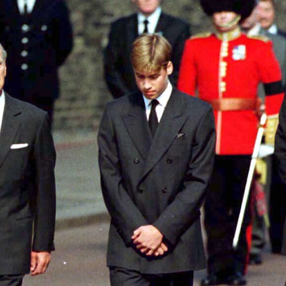 Le prince William ne souhaitait pas prendre part aux funérailles publiques de sa mère Lady Diana, le 6 septembre 1997 à Londres, mais a été convaincu à la dernière minute par son grand-père le duc d'Edimbourg, présent aux côtés du prince Charles, du prince Harry et de Charles Spencer.