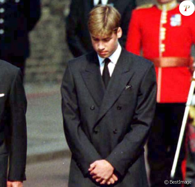 Le prince William ne souhaitait pas prendre part aux funérailles publiques de sa mère Lady Diana, le 6 septembre 1997 à Londres, mais a été convaincu à la dernière minute par son grand-père le duc d'Edimbourg, présent aux côtés du prince Charles, du prince Harry et de Charles Spencer.