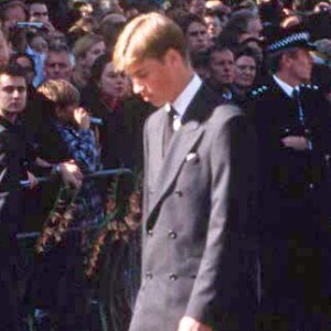 Le prince William ne souhaitait pas prendre part aux funérailles publiques de sa mère Lady Diana, le 6 septembre 1997 à Londres, mais a été convaincu à la dernière minute par son grand-père le duc d'Edimbourg, présent aux côtés du prince Charles, du prince Harry et de Charles Spencer.