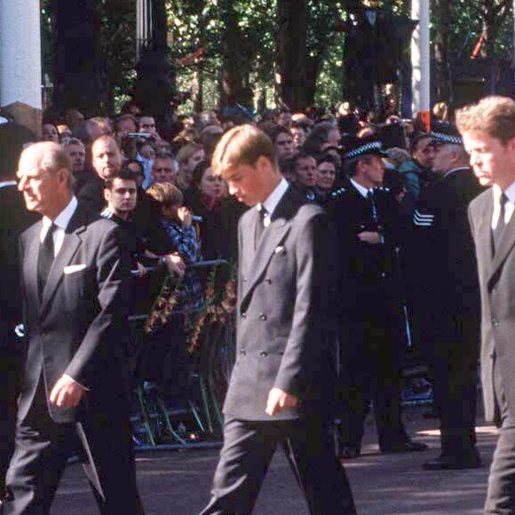 Le prince William ne souhaitait pas prendre part aux funérailles publiques de sa mère Lady Diana, le 6 septembre 1997 à Londres, mais a été convaincu à la dernière minute par son grand-père le duc d'Edimbourg, présent aux côtés du prince Charles, du prince Harry et de Charles Spencer.