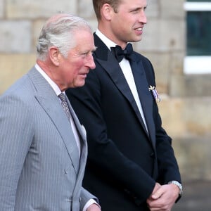 Le prince William et le prince Charles le 16 août 2017 à Edimbourg lors du "Royal Edinburgh Military Tattoo".