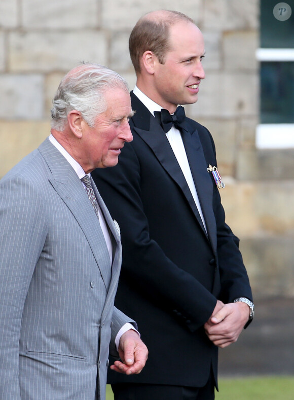 Le prince William et le prince Charles le 16 août 2017 à Edimbourg lors du "Royal Edinburgh Military Tattoo".