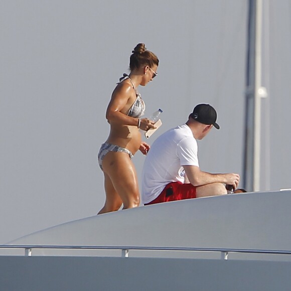 Wayne Rooney avec sa femme Coleen Mary et leurs amis se relaxent en vacances à bord d'un yatch à Formentera le 24 juin 2017.