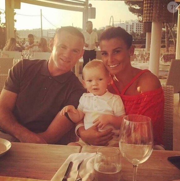 Wayne et Coleen Rooney posent avec leur fils Kit à l'occasion de vacances à Ibiza. Instagram, juin 2017.