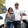 Exclusif - Sarah Hyland et son compagnon Dominic Sherwood se baladent en amoureux à Studio City, Los Angeles, le 19 mai 2016. © CPA/Bestimage