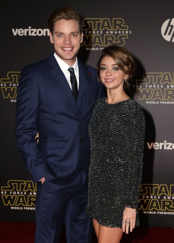 Sarah Hyland et son compagnon Dominic Sherwood - Première de "Star Wars : le réveil de la force" à Los Angeles le 14 décembre 2015.