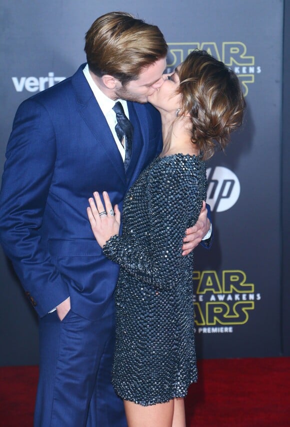 Dominic Sherwood et sa compagne Sarah Hyland à la soirée 'Star Wars: The Force Awakens' à Hollywood, le 14 décembre 2015.