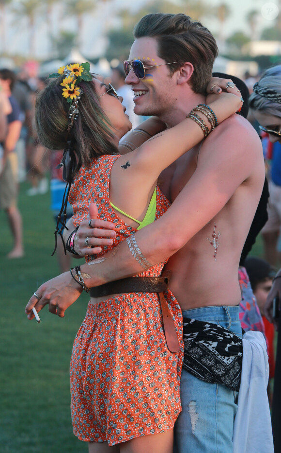 Sarah Hyland et son petit ami Dominic Sherwood au 2ème jour du Festival "Coachella Valley Music and Arts" à Indio, le 11 avril 2015.